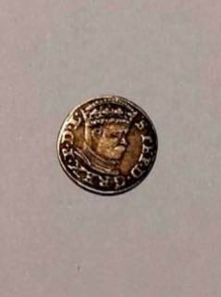 Prins cu monede vechi, de sute de ani, la Aeroport 