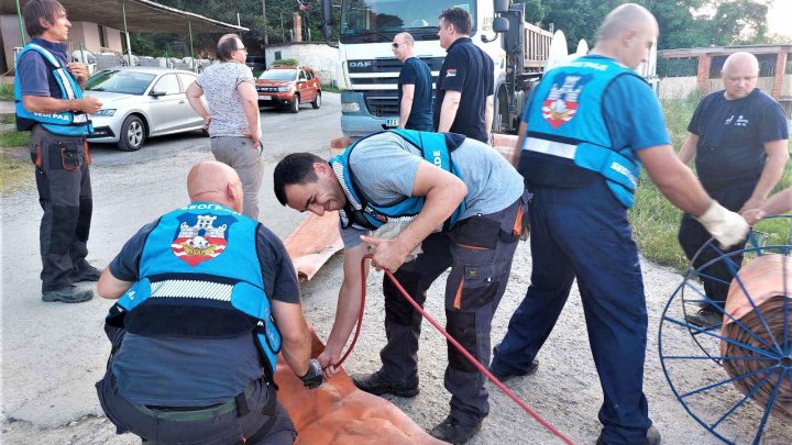 FOTO Dezastru ecologic pe Dunăre. Zeci de tone de petrol s-au scurs dintr-o navă sub pavilion bulgăresc