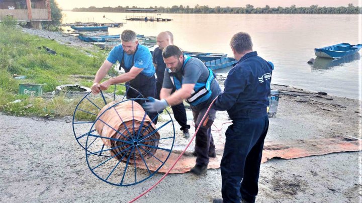 FOTO Dezastru ecologic pe Dunăre. Zeci de tone de petrol s-au scurs dintr-o navă sub pavilion bulgăresc