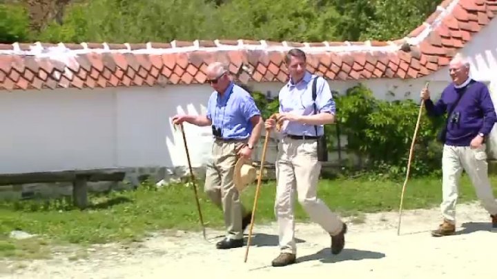 Regele Charles, la picnic cu românii din Valea Zălanului. A fost întâmpinat cu flori, dulceaţă şi bucurie (FOTO/VIDEO)