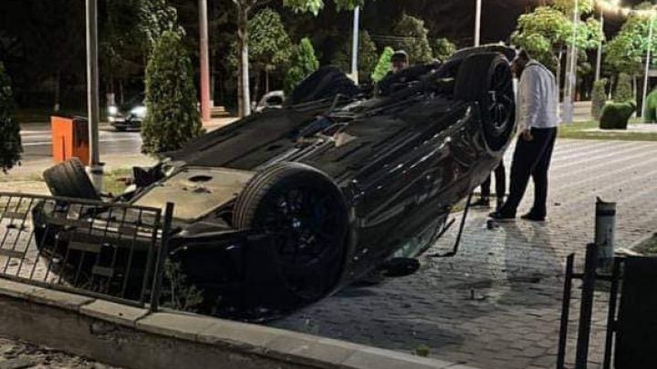 Accident la Hîncești. O mașină s-a răsturnat. Cum a ajuns BMW-ul cu roțile în sus și cine se afla la volan (FOTO)