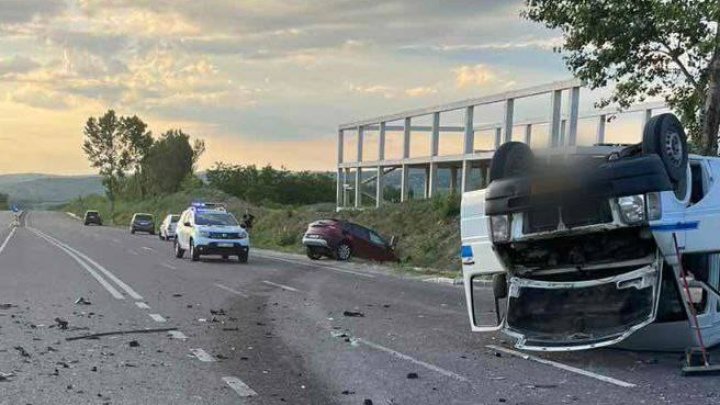 FOTO Accident TRAGIC la Străşeni, soldat cu victime. Un microbuz s-a răsturnat după ce s-a ciocnit cu un automobil