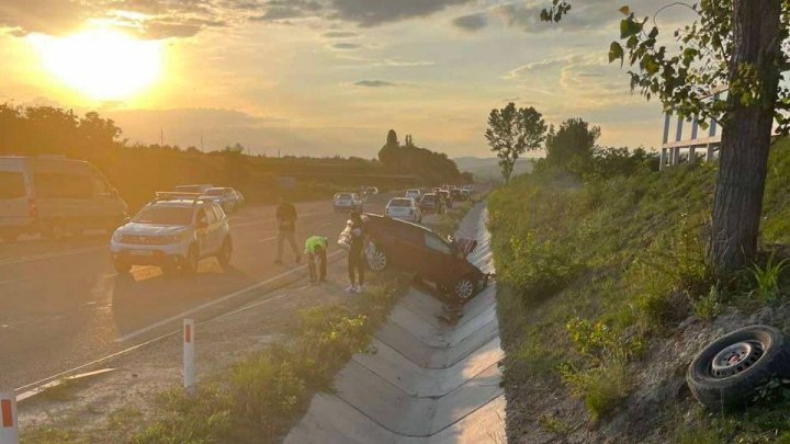 FOTO Accident TRAGIC la Străşeni, soldat cu victime. Un microbuz s-a răsturnat după ce s-a ciocnit cu un automobil