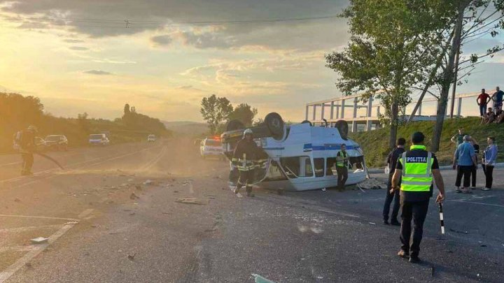 FOTO Accident TRAGIC la Străşeni, soldat cu victime. Un microbuz s-a răsturnat după ce s-a ciocnit cu un automobil