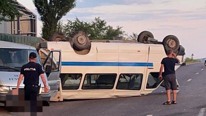 FOTO Accident TRAGIC la Străşeni, soldat cu victime. Un microbuz s-a răsturnat după ce s-a ciocnit cu un automobil