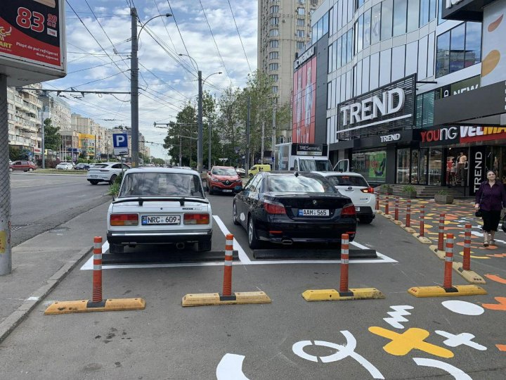 Mai multă siguranță pentru pietoni. În sectorul Rîșcani au fost amenajate parcaje pentru a limita accesul automobilelor (FOTO)