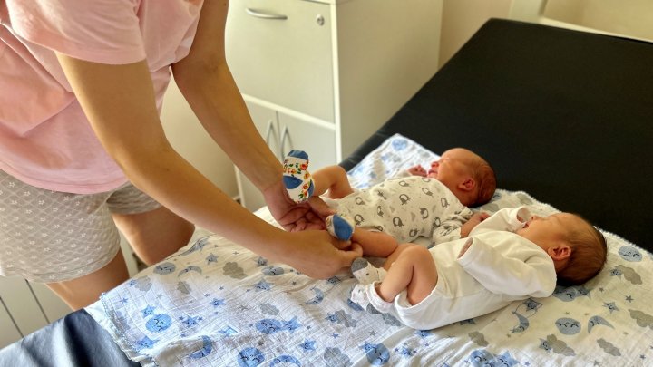 FOTO Fenomen rar întâlnit la un spital din Capitală. 9 perechi de gemeni au venit pe lume într-o singură săptămână