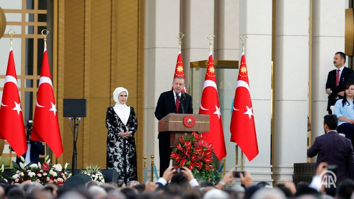 Recep Erdogan, învestit fastuos. Sute de salve de tun, soldaţi în costume din perioada otomană şi 35 de invitaţi (FOTO/VIDEO))