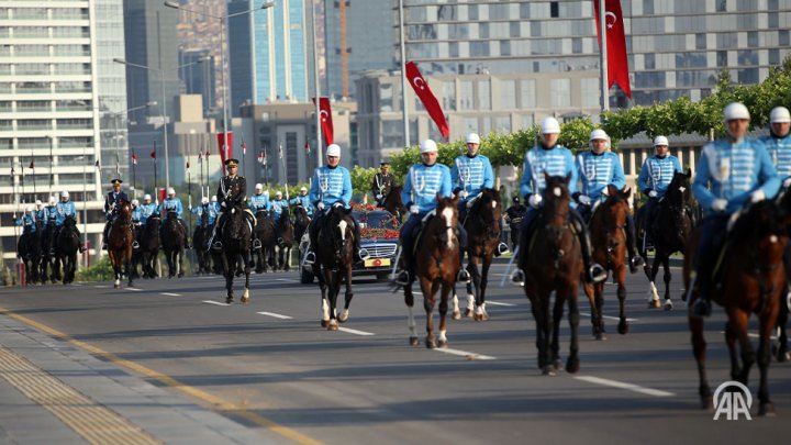 Recep Erdogan, învestit fastuos. Sute de salve de tun, soldaţi în costume din perioada otomană şi 35 de invitaţi (FOTO/VIDEO))