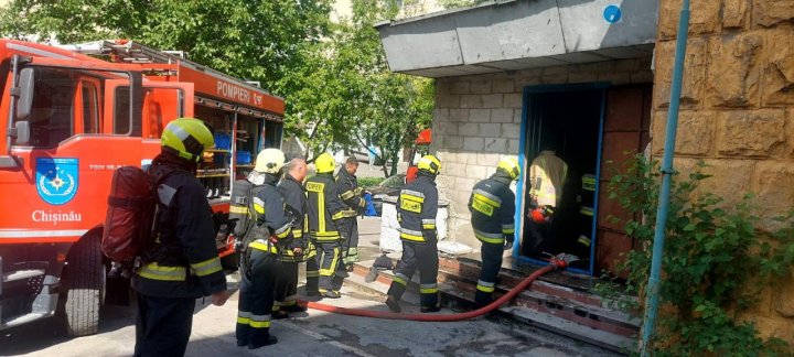 FOTO Două incendii au izbucnit concomitent în Capitală. Ce a luat foc