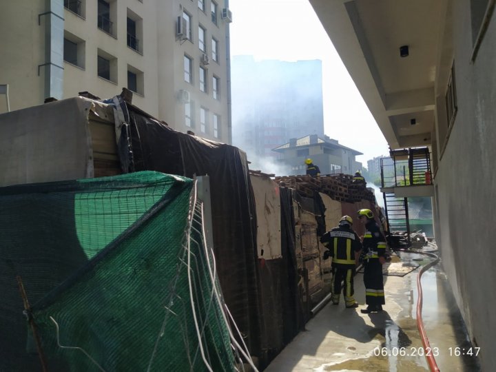 FOTO Două incendii au izbucnit concomitent în Capitală. Ce a luat foc