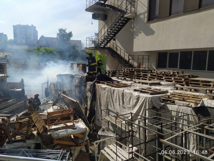 FOTO Două incendii au izbucnit concomitent în Capitală. Ce a luat foc