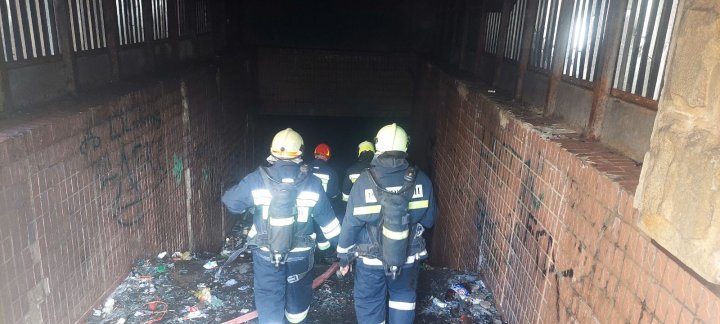 FOTO Două incendii au izbucnit concomitent în Capitală. Ce a luat foc