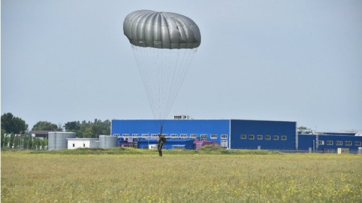 GALERIE FOTO Militarii Armatei Naţionale s-au paraşutat la Bălţi