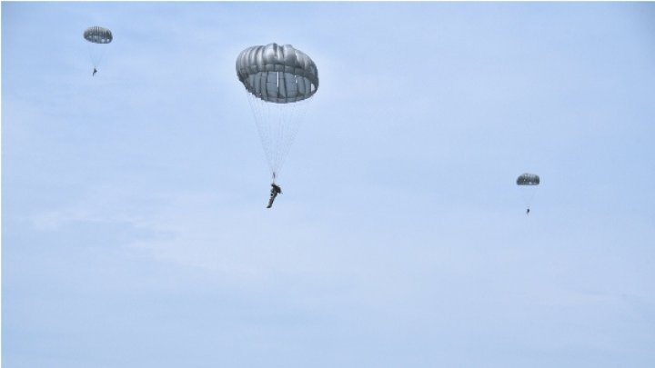 GALERIE FOTO Militarii Armatei Naţionale s-au paraşutat la Bălţi