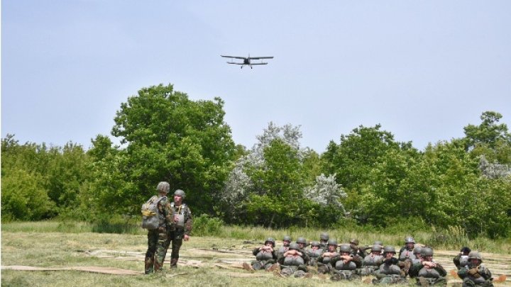 GALERIE FOTO Militarii Armatei Naţionale s-au paraşutat la Bălţi