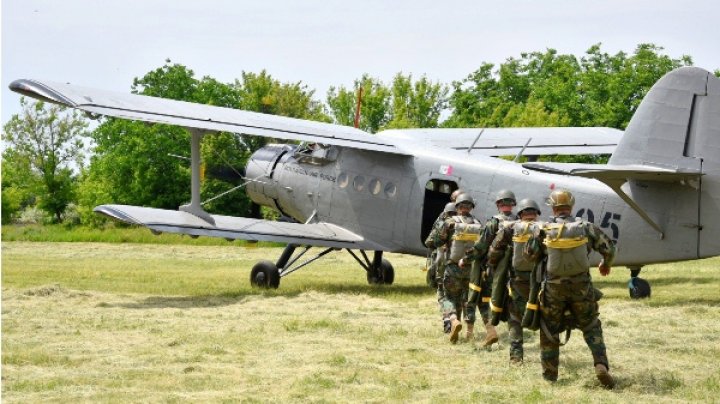 GALERIE FOTO Militarii Armatei Naţionale s-au paraşutat la Bălţi