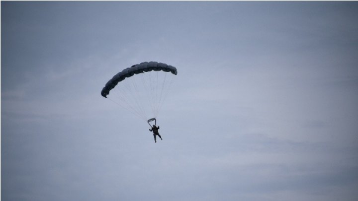 GALERIE FOTO Militarii Armatei Naţionale s-au paraşutat la Bălţi