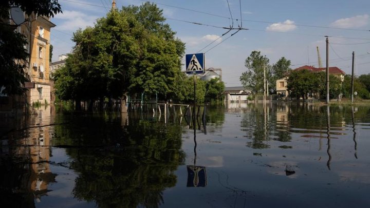 Evacuările continuă în sudul Ucrainei după distrugerea parţială a barajului Kahovka. Zeci de mii de oameni, în pericol