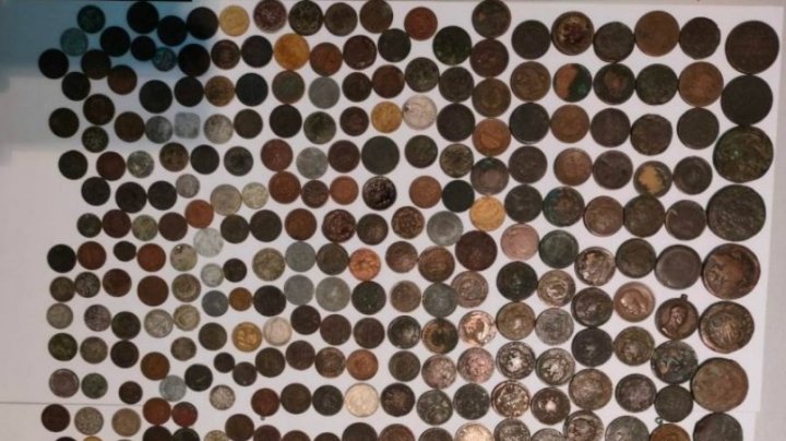 Prins cu monede vechi, de sute de ani, la Aeroport 