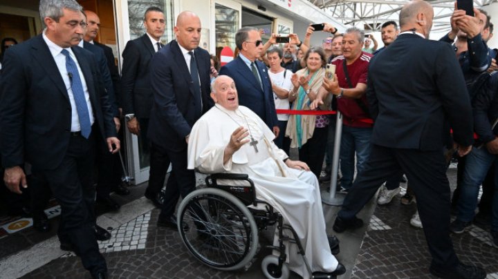 Papa Francisc a fost externat din spitalul în care a fost supus unei operaţii abdominale