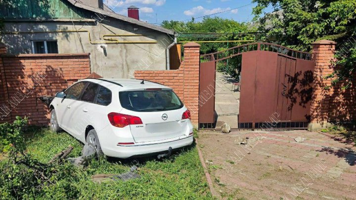 A adormit la volan şi s-a proiectat cu maşina într-un gard. În maşină era şi fiul ei de 3 ani (FOTO/VIDEO)