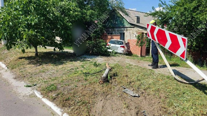 A adormit la volan şi s-a proiectat cu maşina într-un gard. În maşină era şi fiul ei de 3 ani (FOTO/VIDEO)