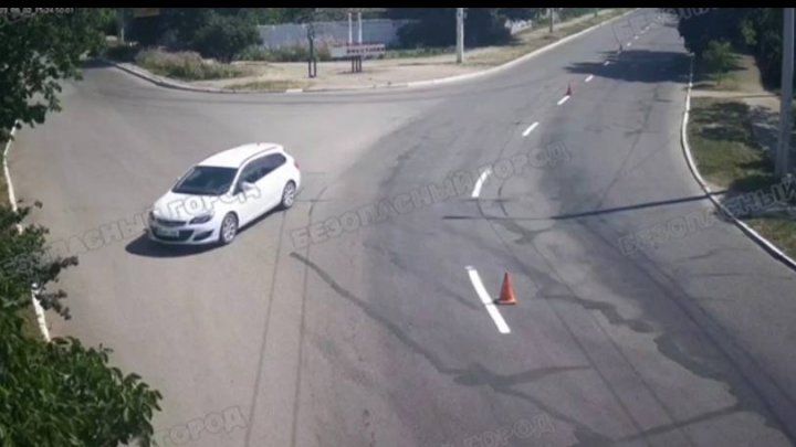 A adormit la volan şi s-a proiectat cu maşina într-un gard. În maşină era şi fiul ei de 3 ani (FOTO/VIDEO)