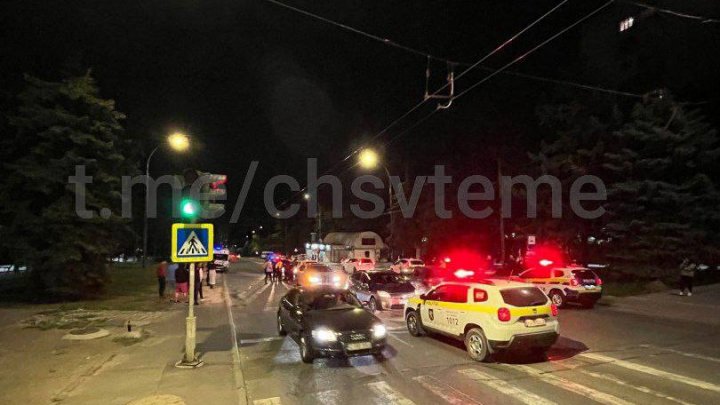 A provocat două accidente fiind în stare de ebrietate. Şoferul a fugit după ce a avariat două maşini (FOTO/VIDEO)