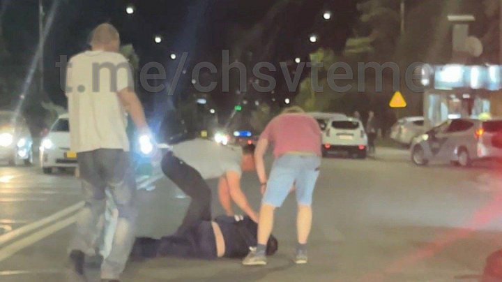 A provocat două accidente fiind în stare de ebrietate. Şoferul a fugit după ce a avariat două maşini (FOTO/VIDEO)