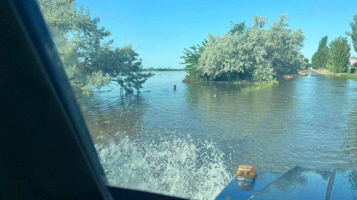 FOTO/VIDEO Imensul baraj de lângă Herson a fost aruncat în aer. Apa inundă și câmpul de luptă