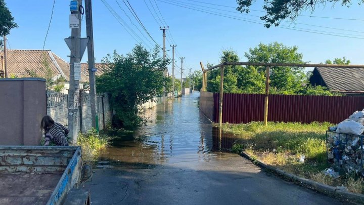 FOTO/VIDEO Imensul baraj de lângă Herson a fost aruncat în aer. Apa inundă și câmpul de luptă