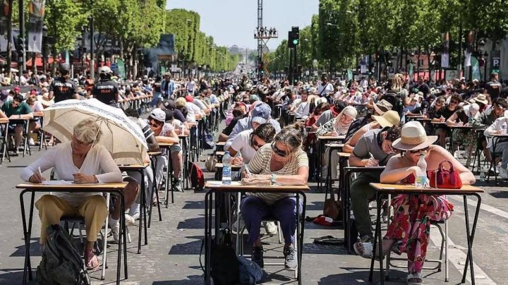 FOTO/VIDEO Voila de ce sunt în stare francezii. Mii de oameni au scris o dictare pe bulevardul Champs Elysee 