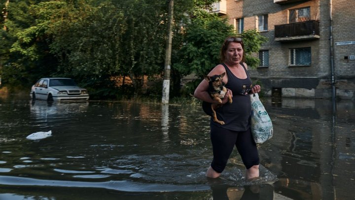 FOTO/VIDEO Trei MORȚI după inundațiile provocate de distrugerea barajului Kahovka. Zelenski: Rușii trag în echipele de salvare