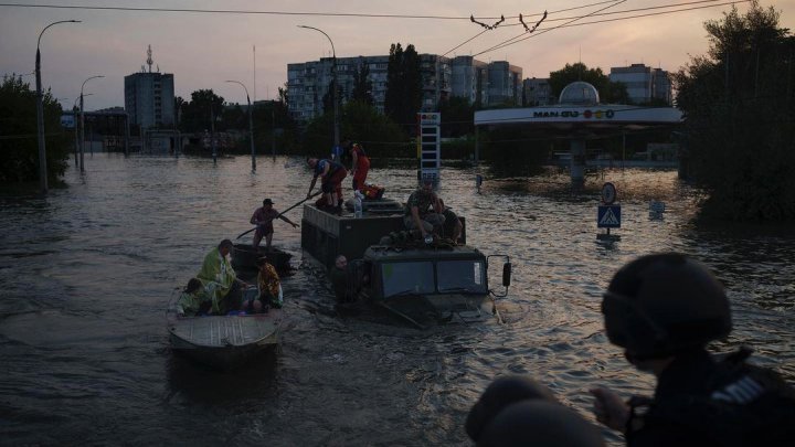 FOTO/VIDEO Trei MORȚI după inundațiile provocate de distrugerea barajului Kahovka. Zelenski: Rușii trag în echipele de salvare