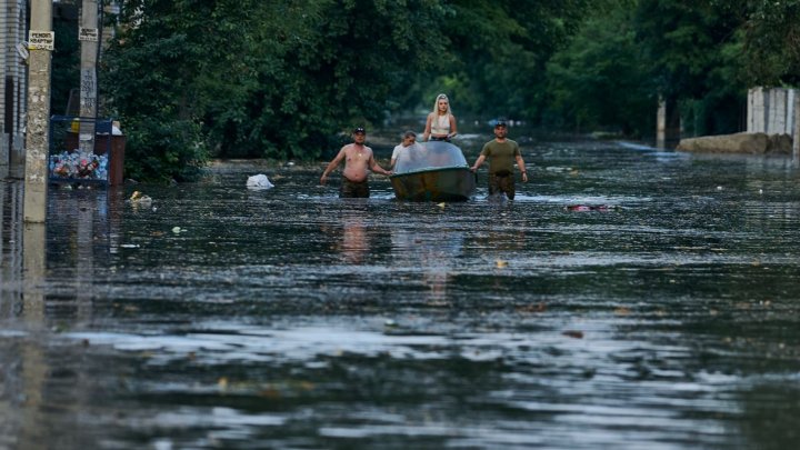 FOTO/VIDEO Trei MORȚI după inundațiile provocate de distrugerea barajului Kahovka. Zelenski: Rușii trag în echipele de salvare