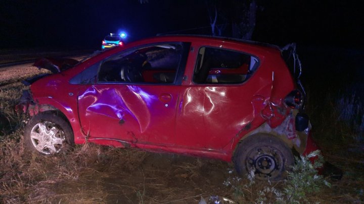 FOTO  A provocat un accident şi a fugit de la faţa locului. O maşină avariată, găsită într-un şanţ la Edineţ fără proprietar 