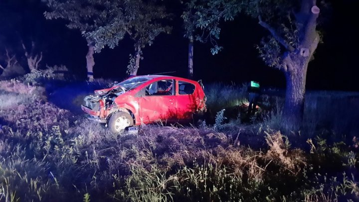 FOTO  A provocat un accident şi a fugit de la faţa locului. O maşină avariată, găsită într-un şanţ la Edineţ fără proprietar 