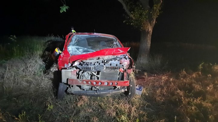 FOTO  A provocat un accident şi a fugit de la faţa locului. O maşină avariată, găsită într-un şanţ la Edineţ fără proprietar 