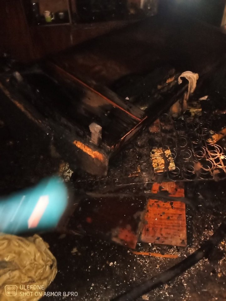 FOTO. Incendii la miez de noapte în două apartamente . Un bărbat s-a ales cu arsuri pe aproape jumătate din suprafața corpului 