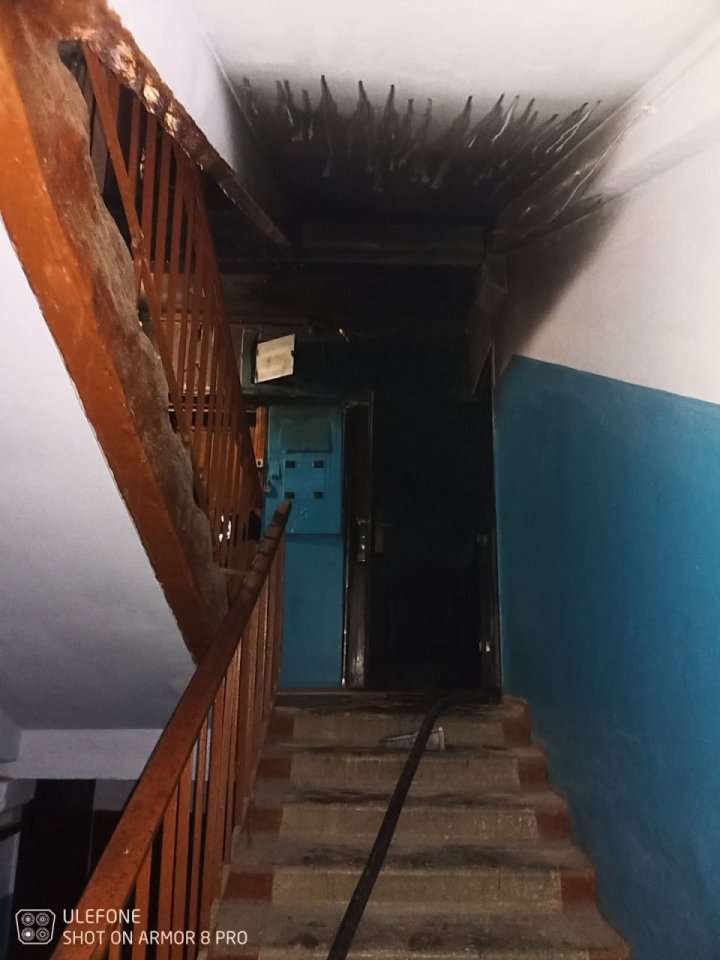 FOTO. Incendii la miez de noapte în două apartamente . Un bărbat s-a ales cu arsuri pe aproape jumătate din suprafața corpului 