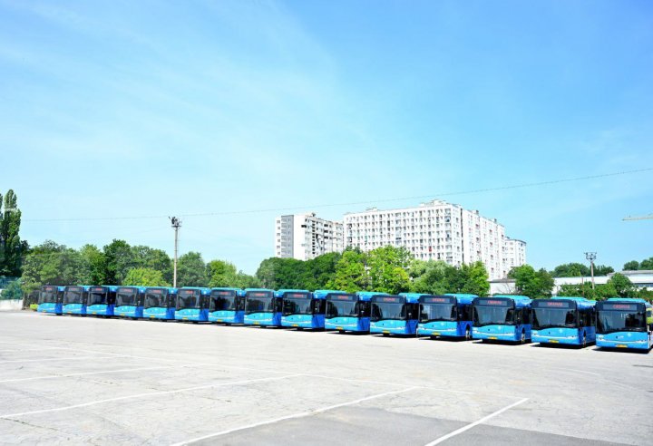 GALERIE FOTO 16 autobuze articulate noi vor circula pe rutele din Chişinău. Vezi cum arată