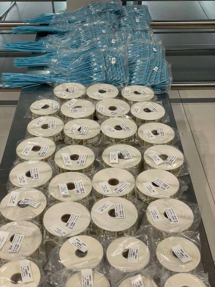 A încercat să introducă ilegal în țară zeci de mii de timbre de accize și sigilii din plastic