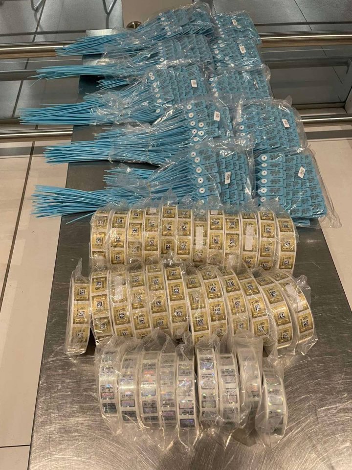 A încercat să introducă ilegal în țară zeci de mii de timbre de accize și sigilii din plastic