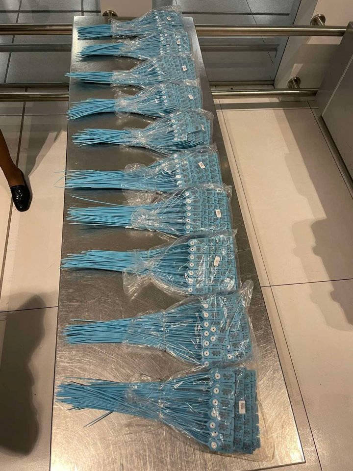 A încercat să introducă ilegal în țară zeci de mii de timbre de accize și sigilii din plastic