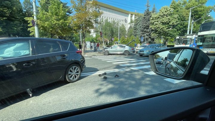 FOTO Accident matinal în Capitală. Sunt răniţi 