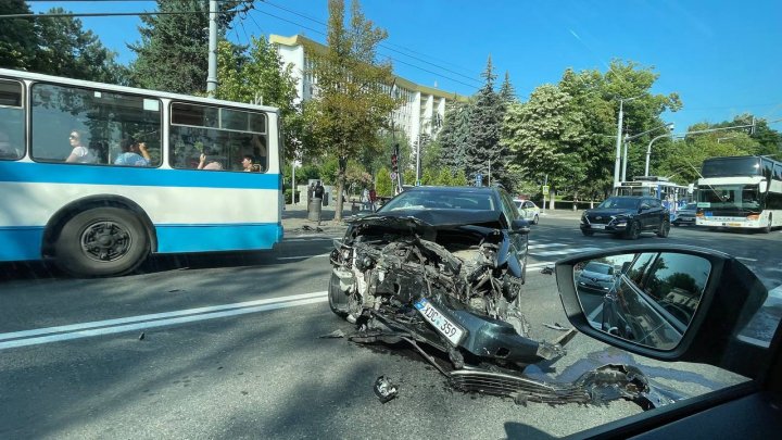 FOTO Accident matinal în Capitală. Sunt răniţi 