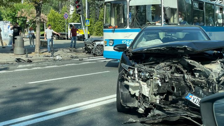 FOTO Accident matinal în Capitală. Sunt răniţi 