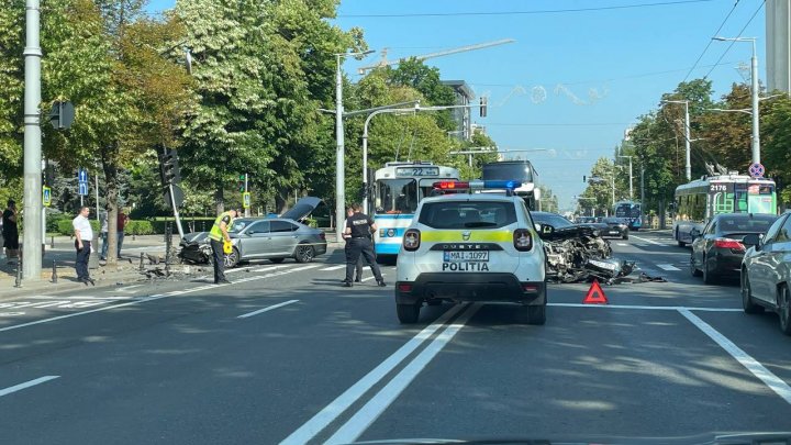 FOTO Accident matinal în Capitală. Sunt răniţi 