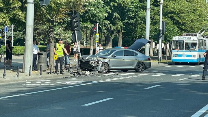 FOTO Accident matinal în Capitală. Sunt răniţi 